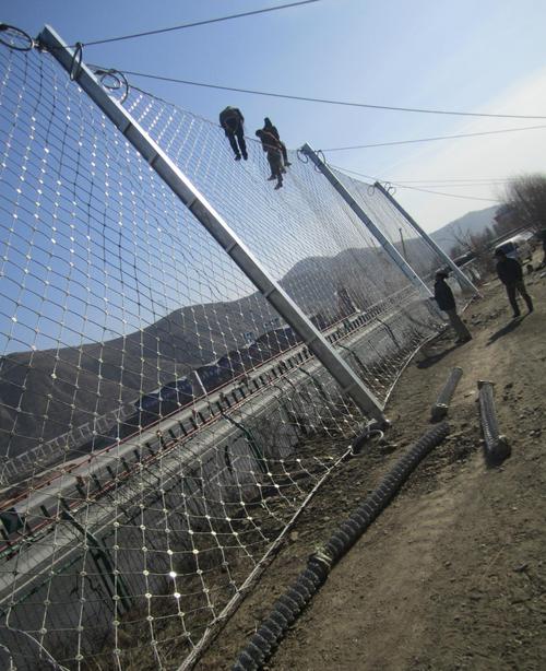 边坡防护网(分主动边坡防护网和被动边坡防护网)又叫山体滑坡防护网